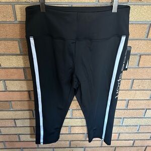 NWT Bebe Sport Contrast Stripe Capri Athletic Leggings Black & White Size 1X